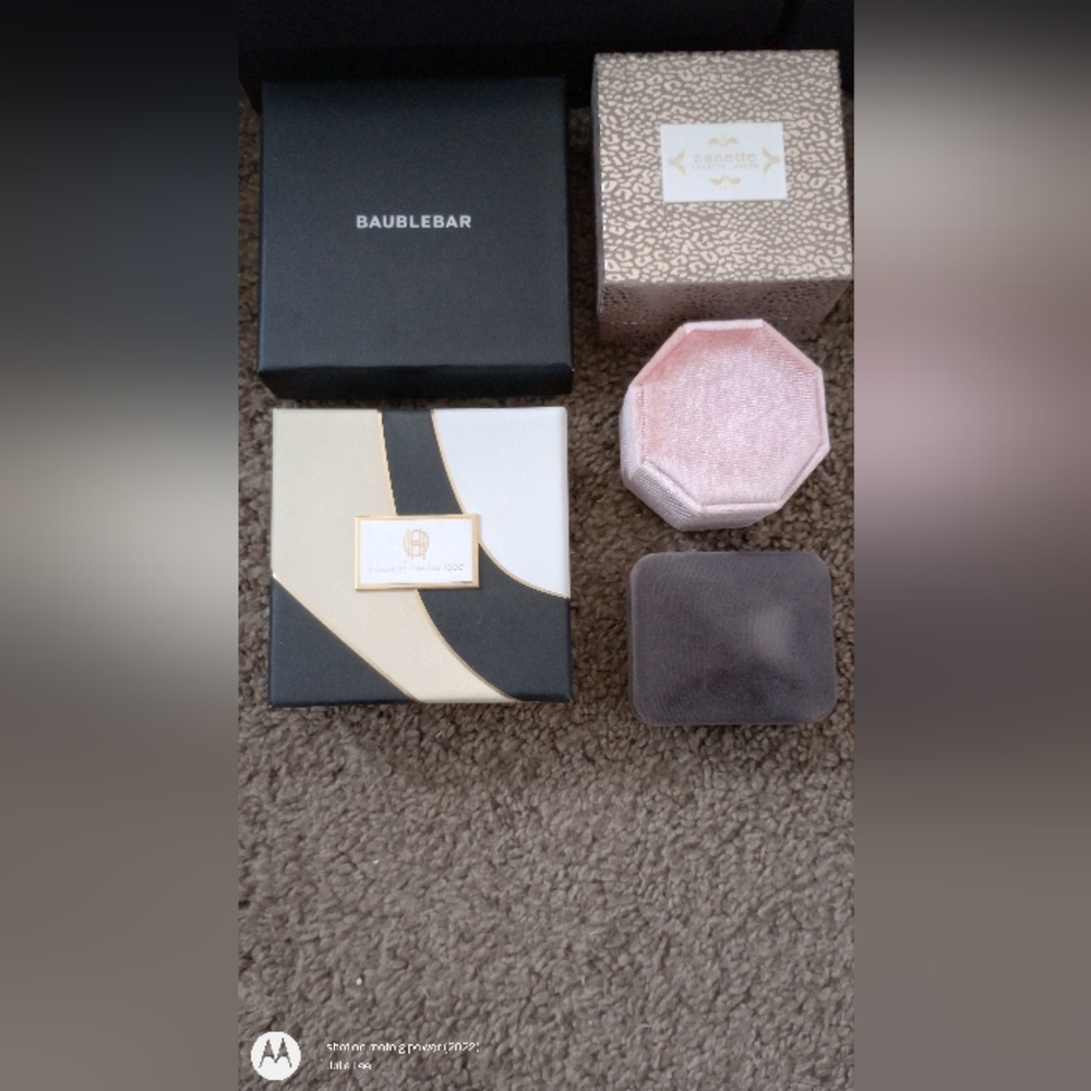 Empty boxes - Picture 3 of 6